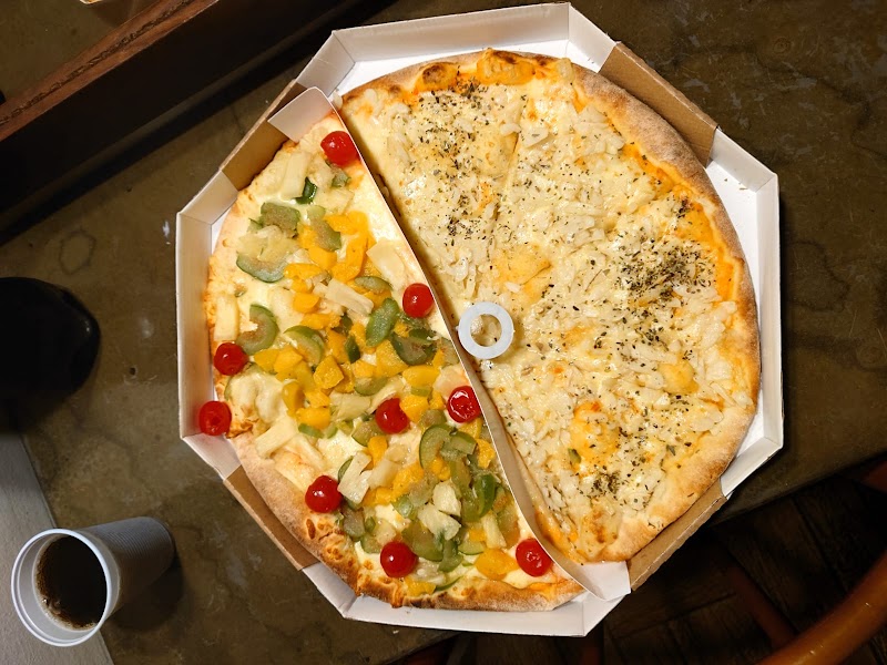 Foto de Rapidità Pizzaria - Unidade Alto da XV. Forno a lenha, massa artesanal, recheada, entrega com rapidez.